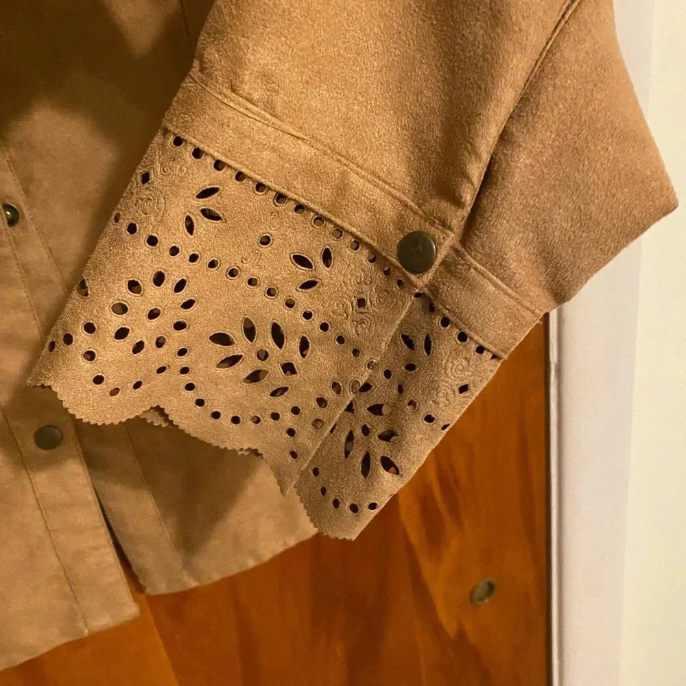 Bandolino Women’s Tan Front Button Down Scallop Long Sleeves Cuff Trim Top, SZ 6 - Picture 3 of 9